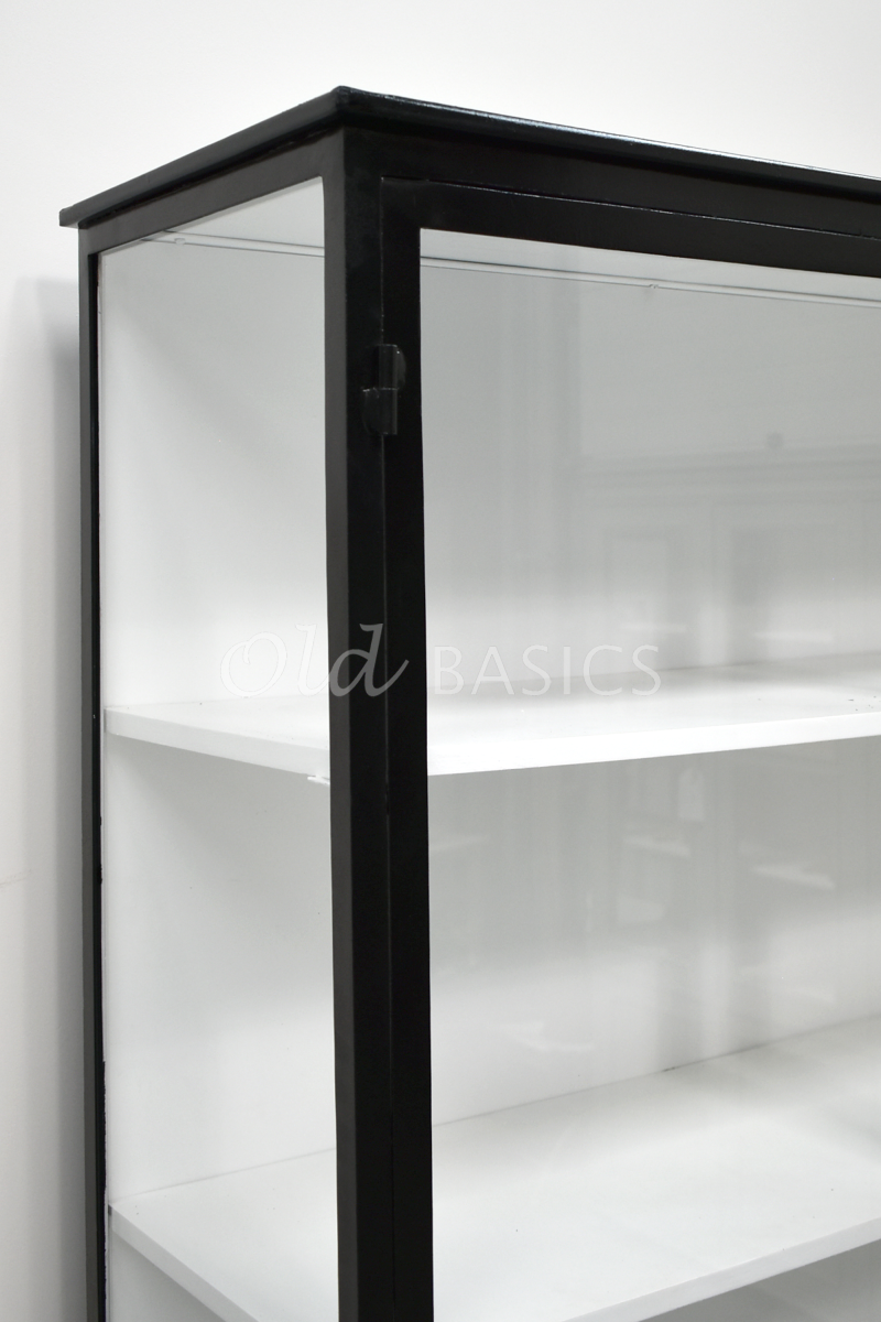 Detail van Apothekerskast Ilya trois NB Grand, zwart, materiaal staal